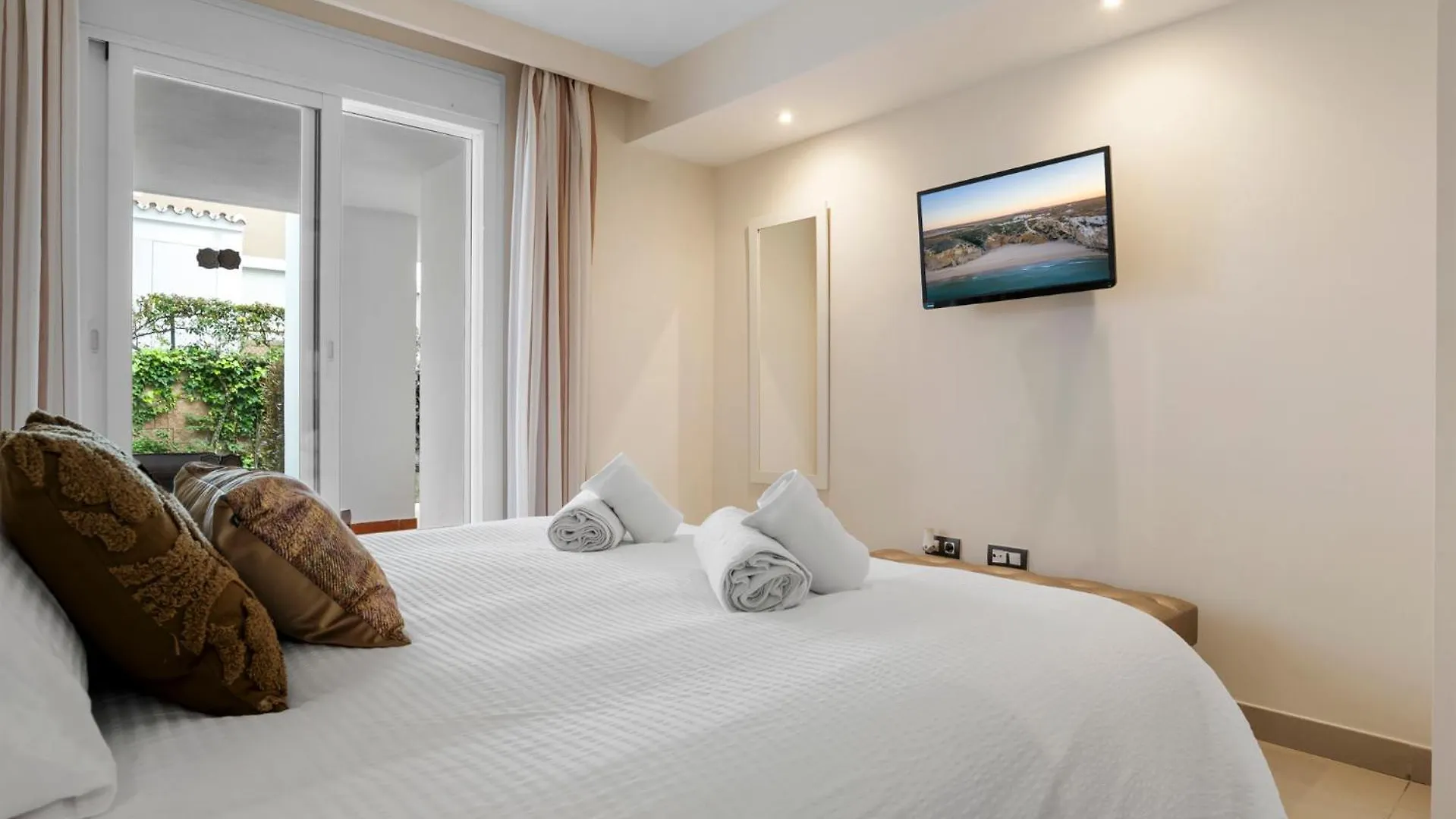 Cortijo Del Mar Resort 2 Bed Apartment Sleeps Up To 5 Estepona